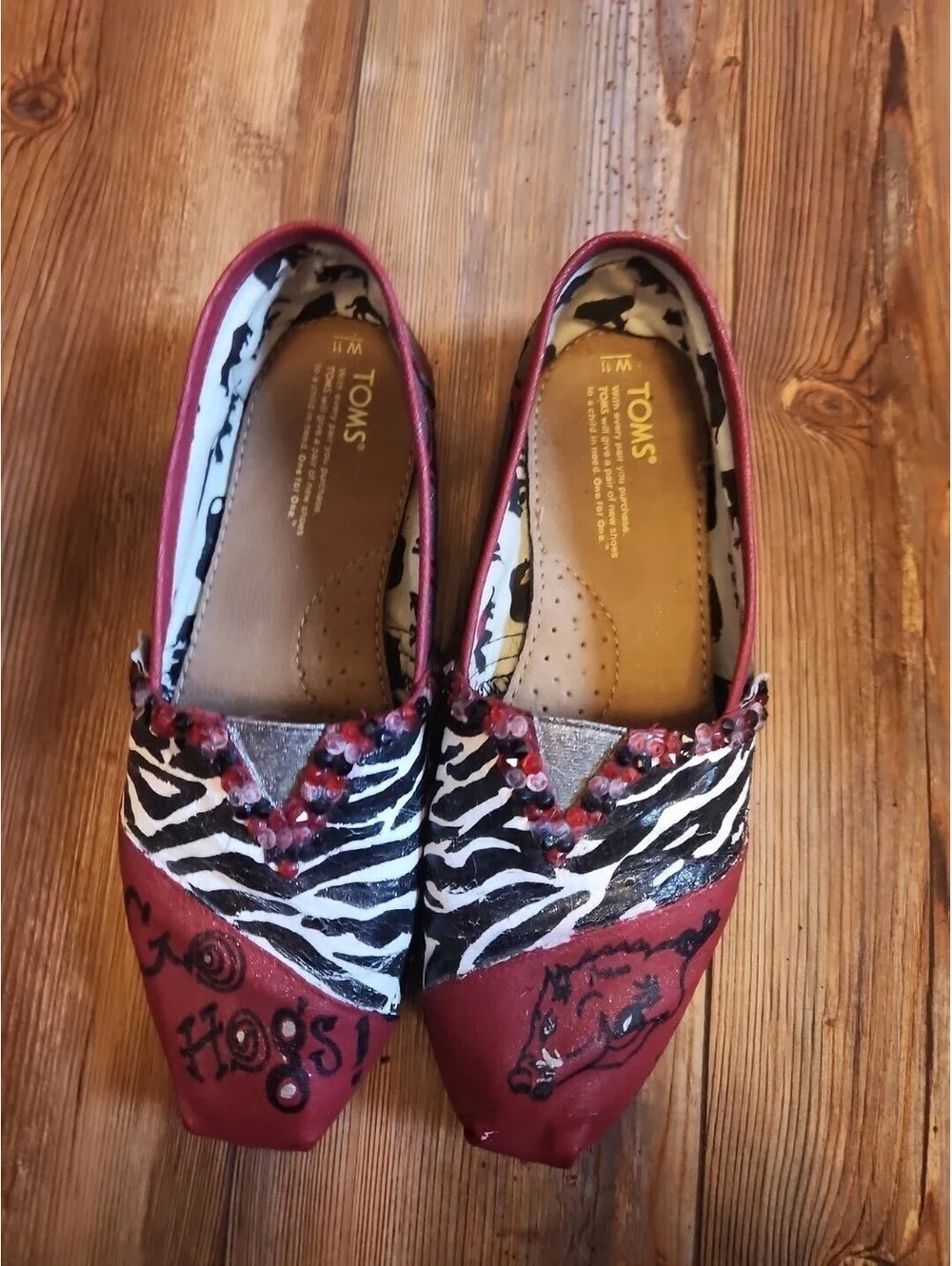 TOMS Arkansas Razorbacks Design Shoes Women's Size 11 Hand Painted NCAA!.